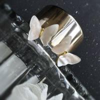 ［zoeverglow] 白蝶貝蝴蝶 耳環｜鍍金 ｜白貝母 耳釘