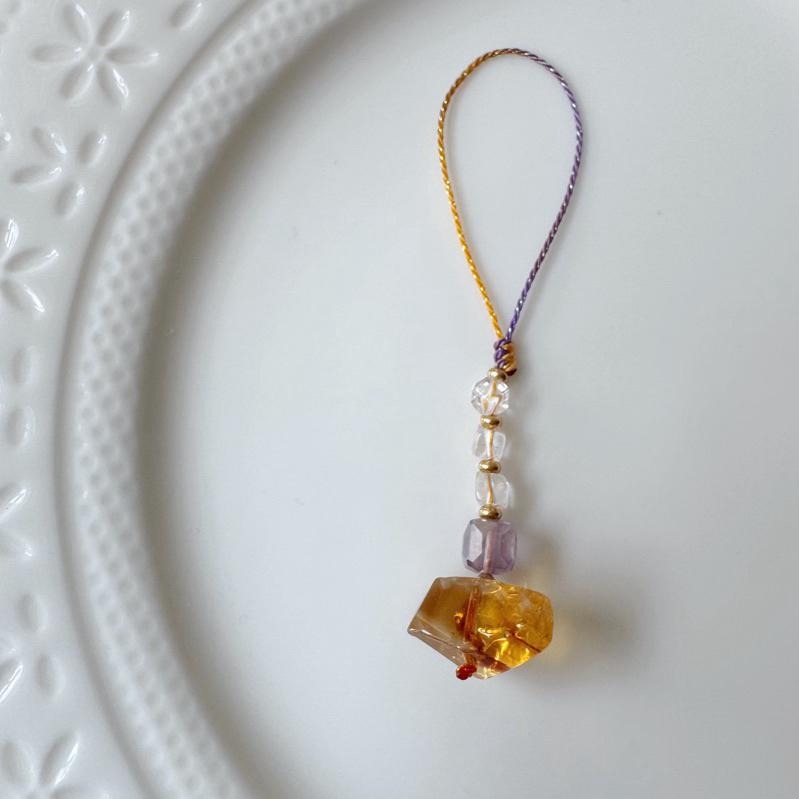 [zoeverglow]九紫離火 黃塔晶x白水晶x紫水晶 手機掛飾｜掛繩 招財 智慧 淨化-細節圖2