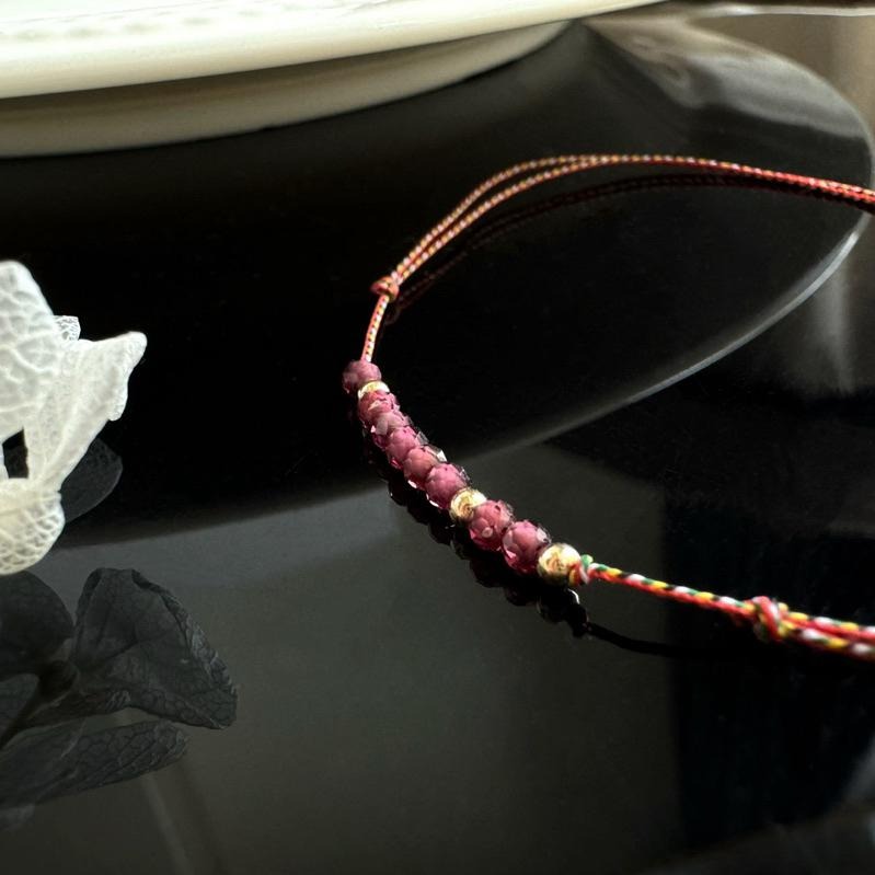 [zoeverglow] 石榴石x五色線手繩｜14kgf 極細 祈福 紅繩 本命年-細節圖3