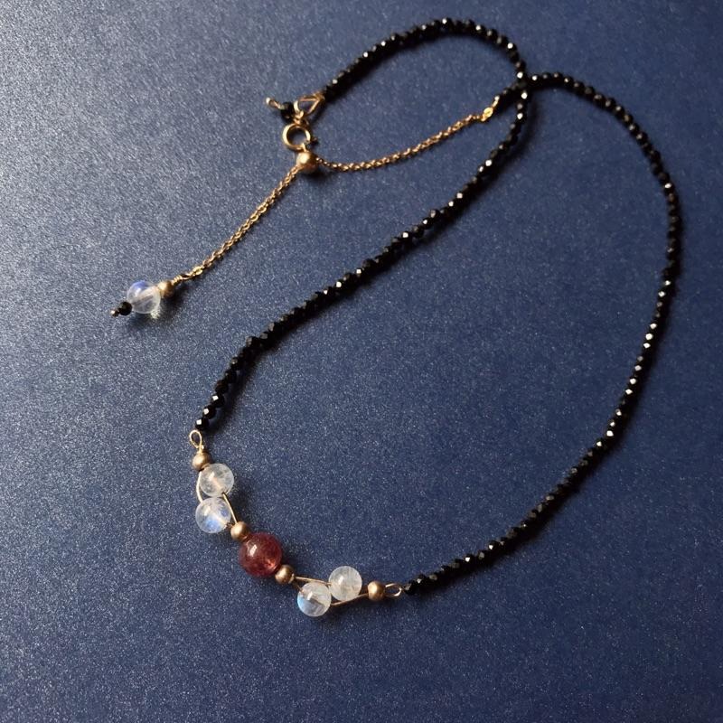 [zoeverglow]< 天使的羽翼 >藍月光石x草莓晶x黑尖晶石頸鍊|抽拉式調節-細節圖3