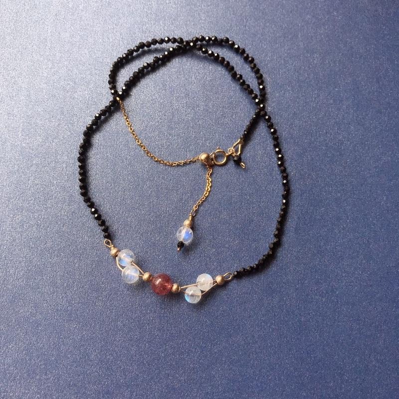 [zoeverglow]< 天使的羽翼 >藍月光石x草莓晶x黑尖晶石頸鍊|抽拉式調節-細節圖4