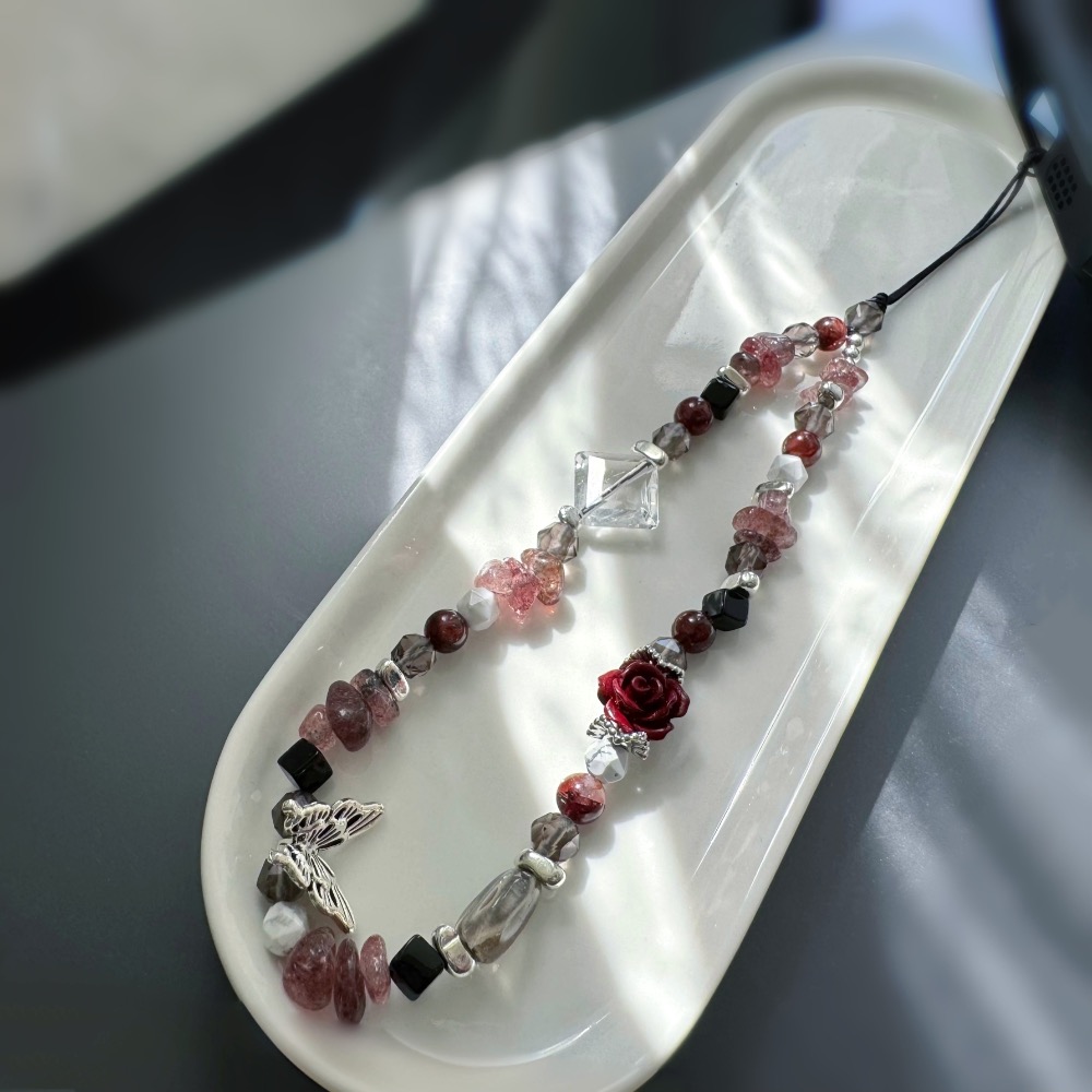 ［zoeverglow]硃砂玫瑰花x黑紅膠花x草莓晶x白水晶手機掛繩｜甜黑系 平衡 • 守護 • 暗夜玫瑰-細節圖3