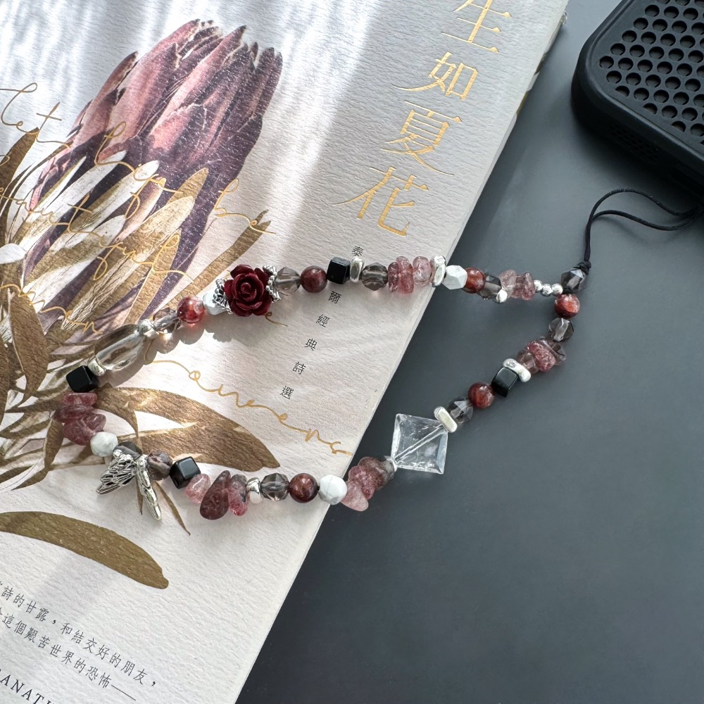 ［zoeverglow]硃砂玫瑰花x黑紅膠花x草莓晶x白水晶手機掛繩｜甜黑系 平衡 • 守護 • 暗夜玫瑰-細節圖5