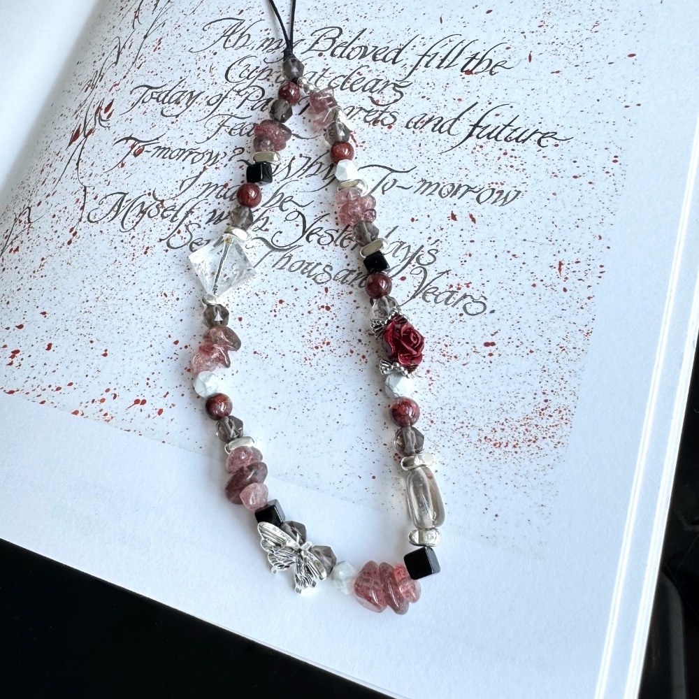［zoeverglow]硃砂玫瑰花x黑紅膠花x草莓晶x白水晶手機掛繩｜甜黑系 平衡 • 守護 • 暗夜玫瑰-細節圖6