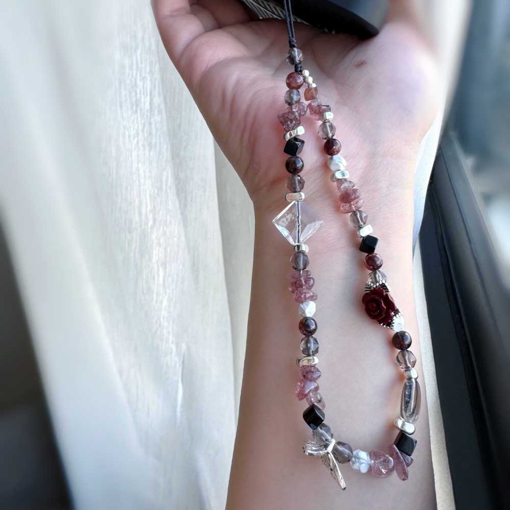 ［zoeverglow]硃砂玫瑰花x黑紅膠花x草莓晶x白水晶手機掛繩｜甜黑系 平衡 • 守護 • 暗夜玫瑰-細節圖7