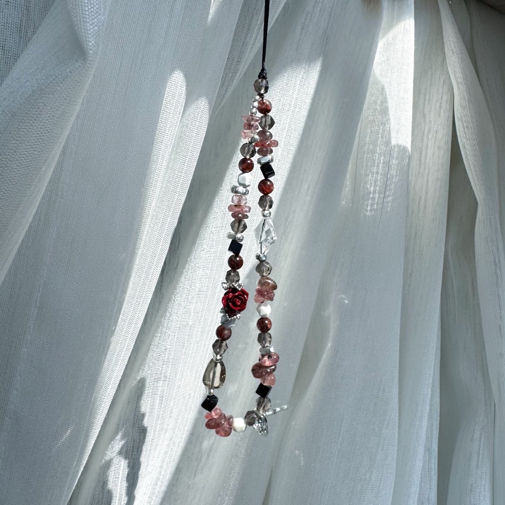 ［zoeverglow]硃砂玫瑰花x黑紅膠花x草莓晶x白水晶手機掛繩｜甜黑系 平衡 • 守護 • 暗夜玫瑰-細節圖10