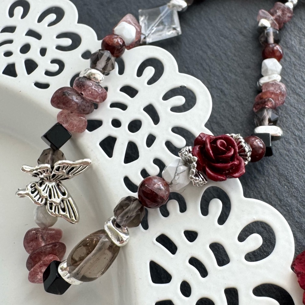 ［zoeverglow]硃砂玫瑰花x黑紅膠花x草莓晶x白水晶手機掛繩｜甜黑系 平衡 • 守護 • 暗夜玫瑰-細節圖2