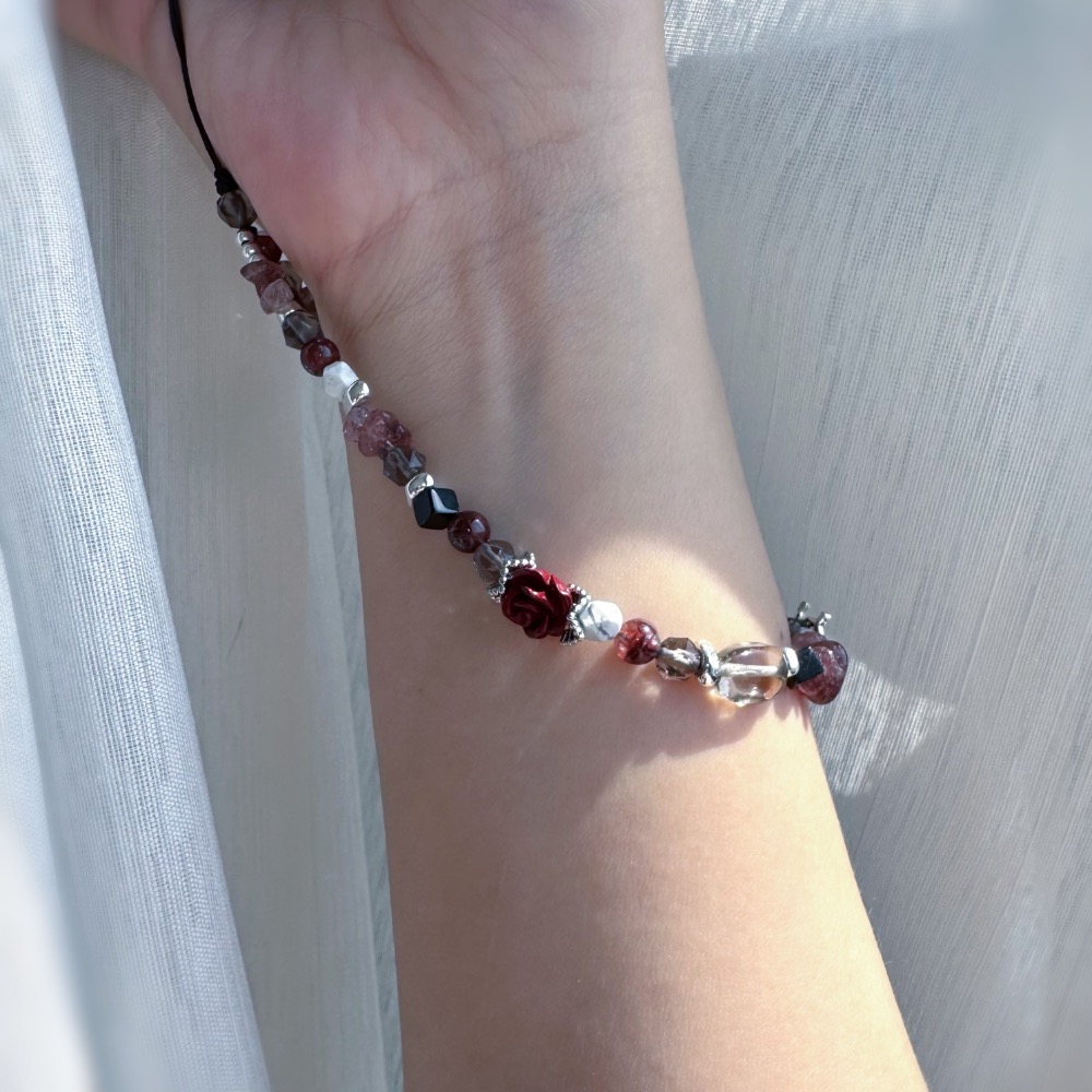 ［zoeverglow]硃砂玫瑰花x黑紅膠花x草莓晶x白水晶手機掛繩｜甜黑系 平衡 • 守護 • 暗夜玫瑰-細節圖4