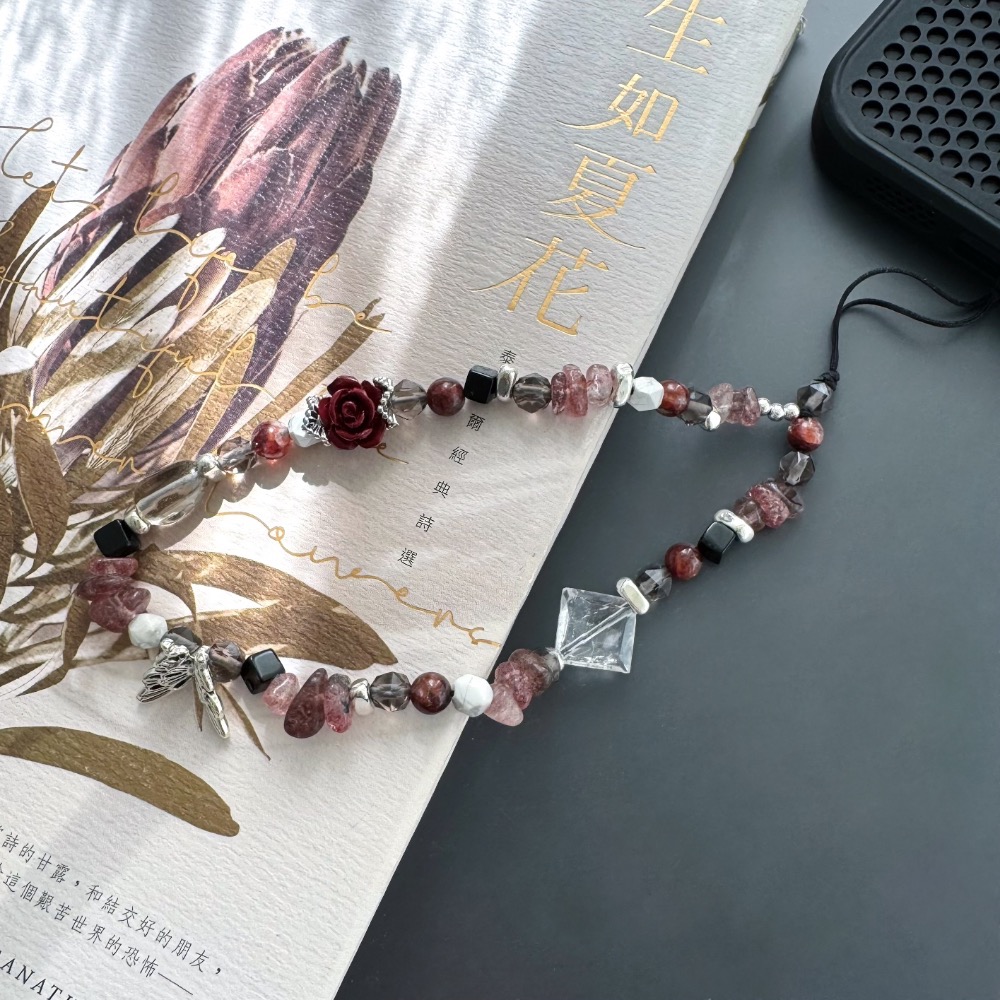 ［zoeverglow]硃砂玫瑰花x黑紅膠花x草莓晶x白水晶手機掛繩｜甜黑系 平衡 • 守護 • 暗夜玫瑰-細節圖5