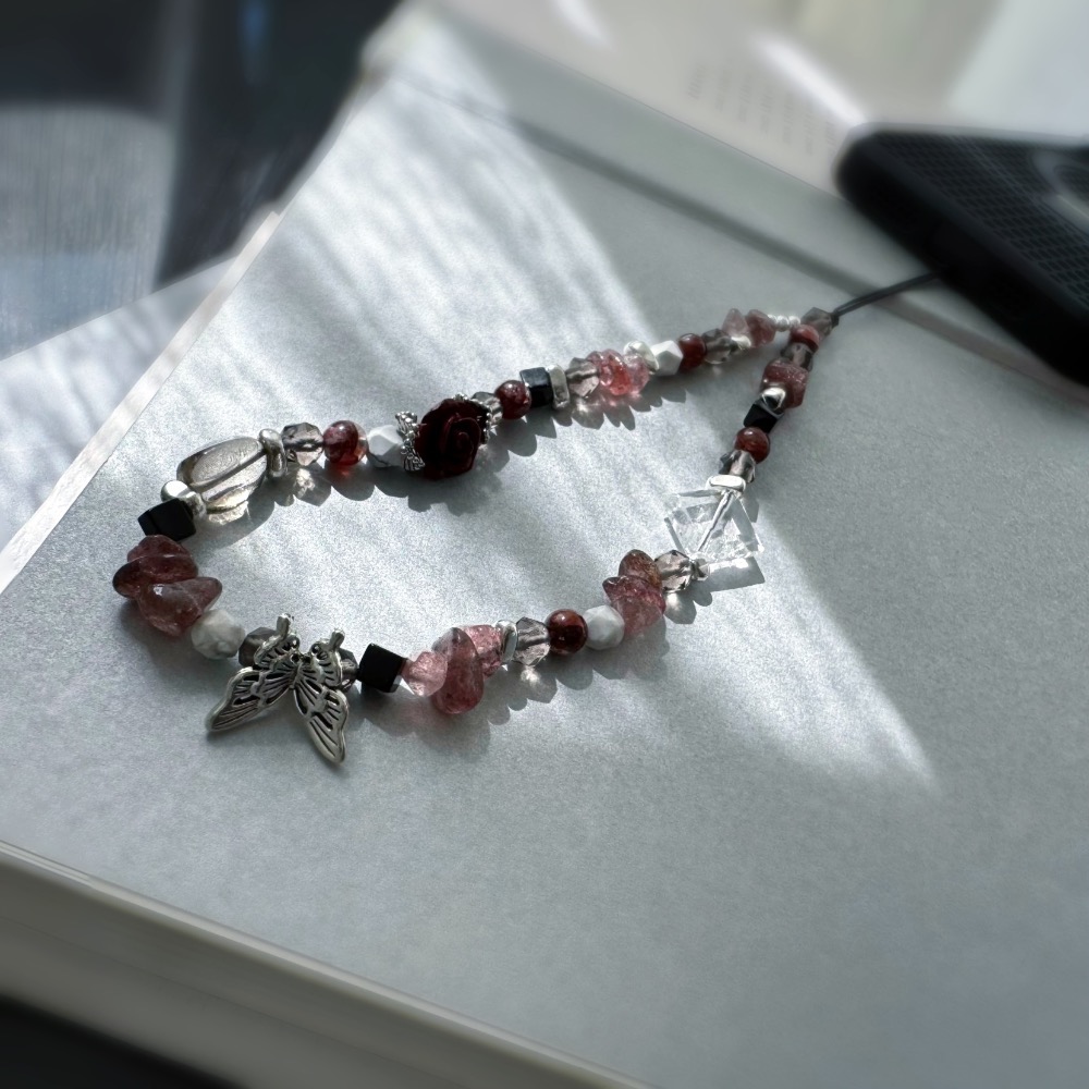 ［zoeverglow]硃砂玫瑰花x黑紅膠花x草莓晶x白水晶手機掛繩｜甜黑系 平衡 • 守護 • 暗夜玫瑰-細節圖9