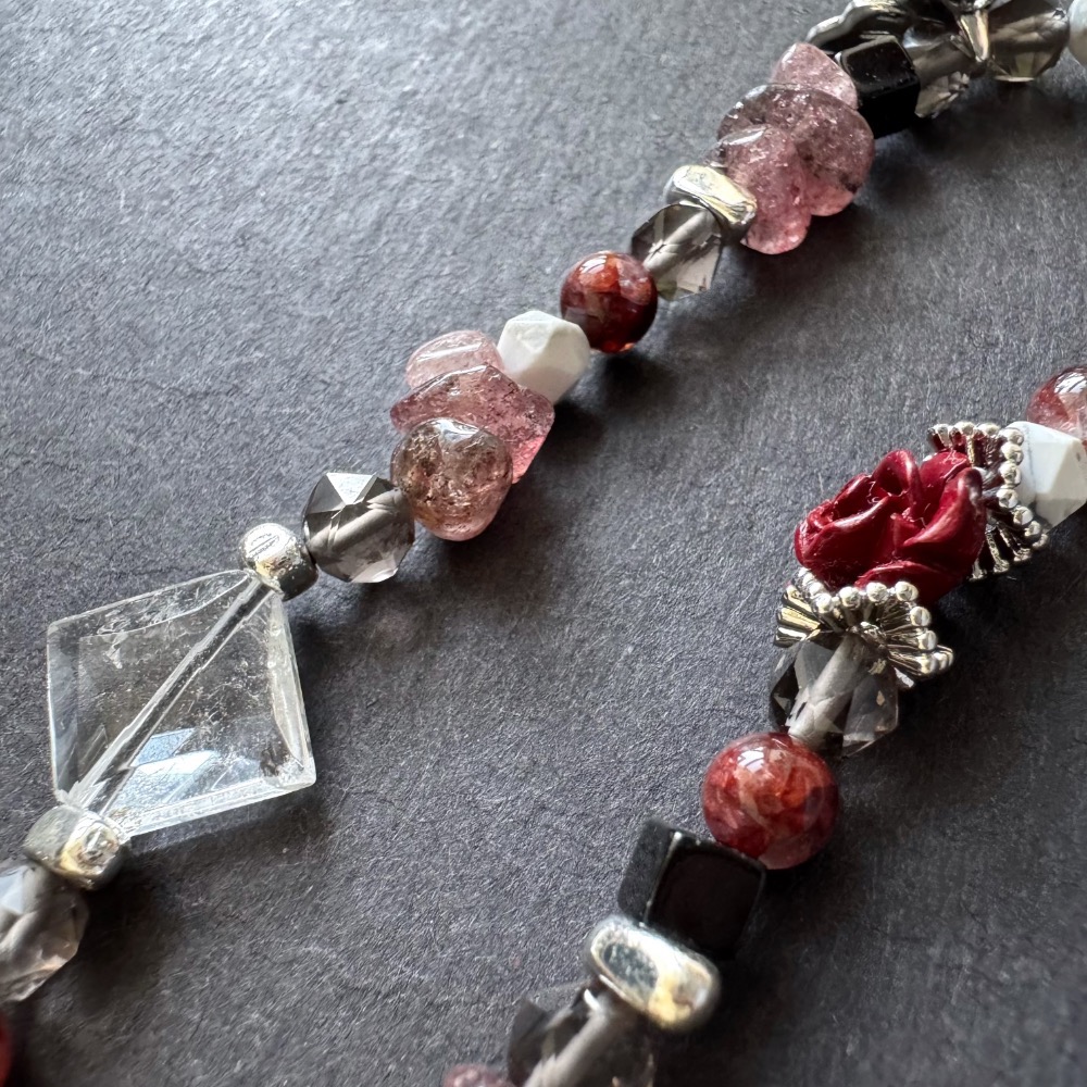 ［zoeverglow]硃砂玫瑰花x黑紅膠花x草莓晶x白水晶手機掛繩｜甜黑系 平衡 • 守護 • 暗夜玫瑰-細節圖11