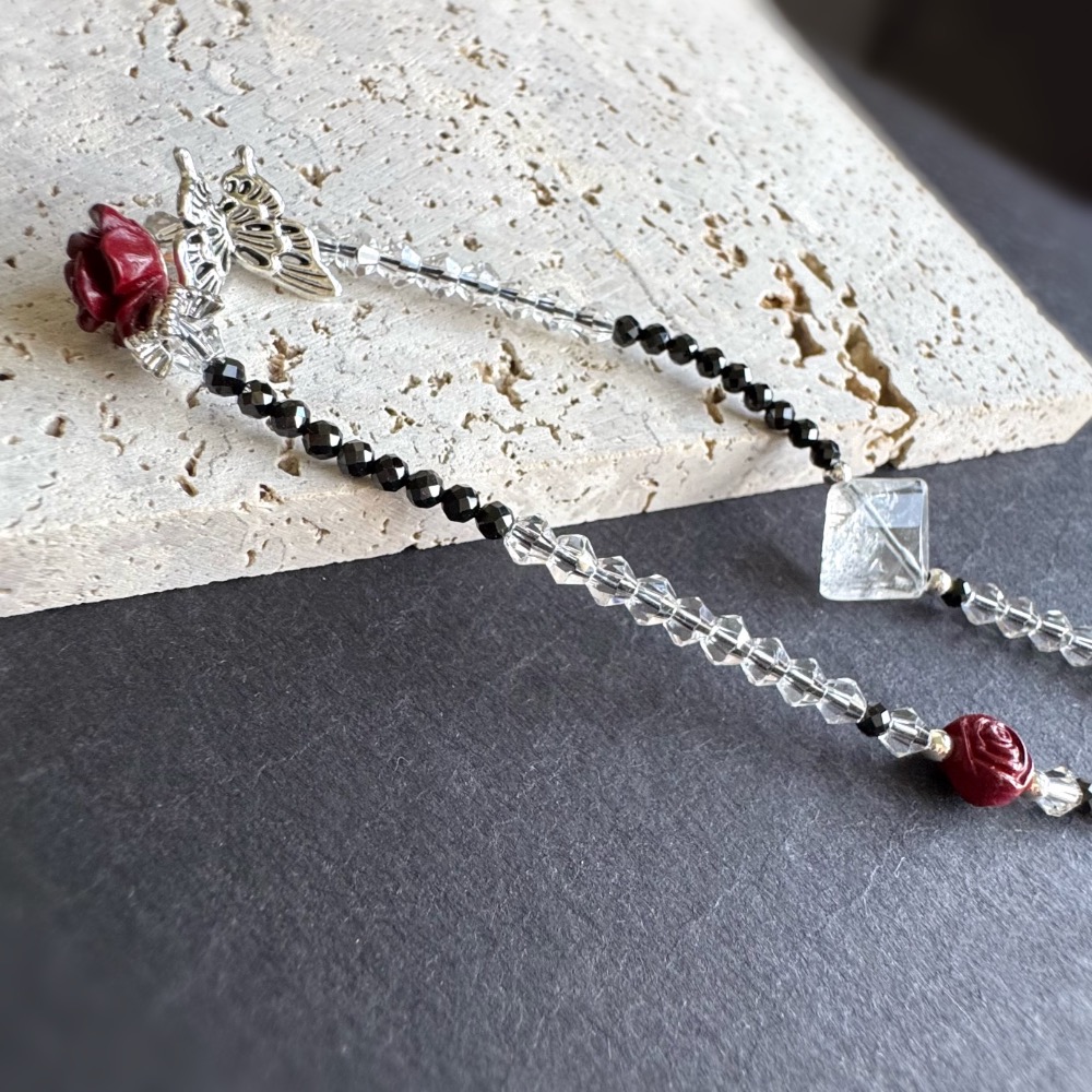 ［zoeverglow] 硃砂玫瑰花x黑尖晶 x奧地利水晶手機掛繩｜蝴蝶 暗黑風 ｜保護 淨化 黑紅色系-細節圖4