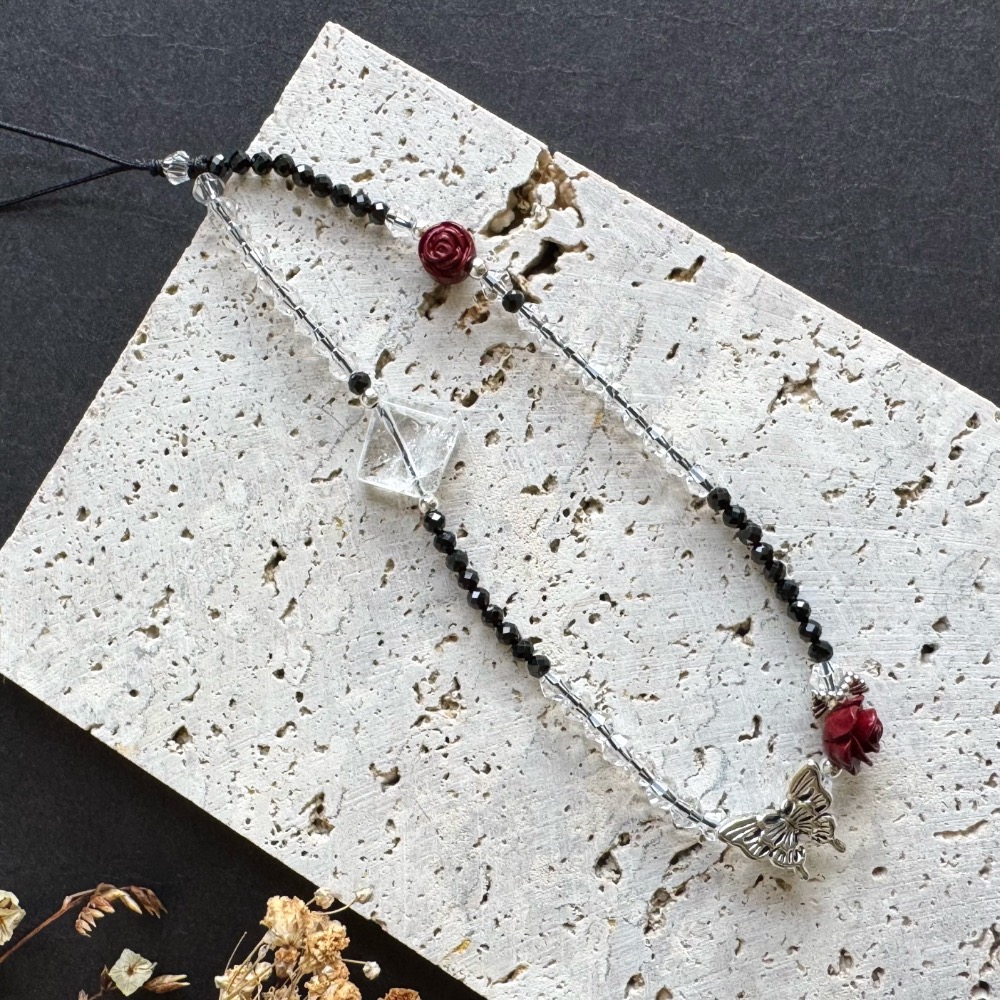 ［zoeverglow] 硃砂玫瑰花x黑尖晶 x奧地利水晶手機掛繩｜蝴蝶 暗黑風 ｜保護 淨化 黑紅色系-細節圖7