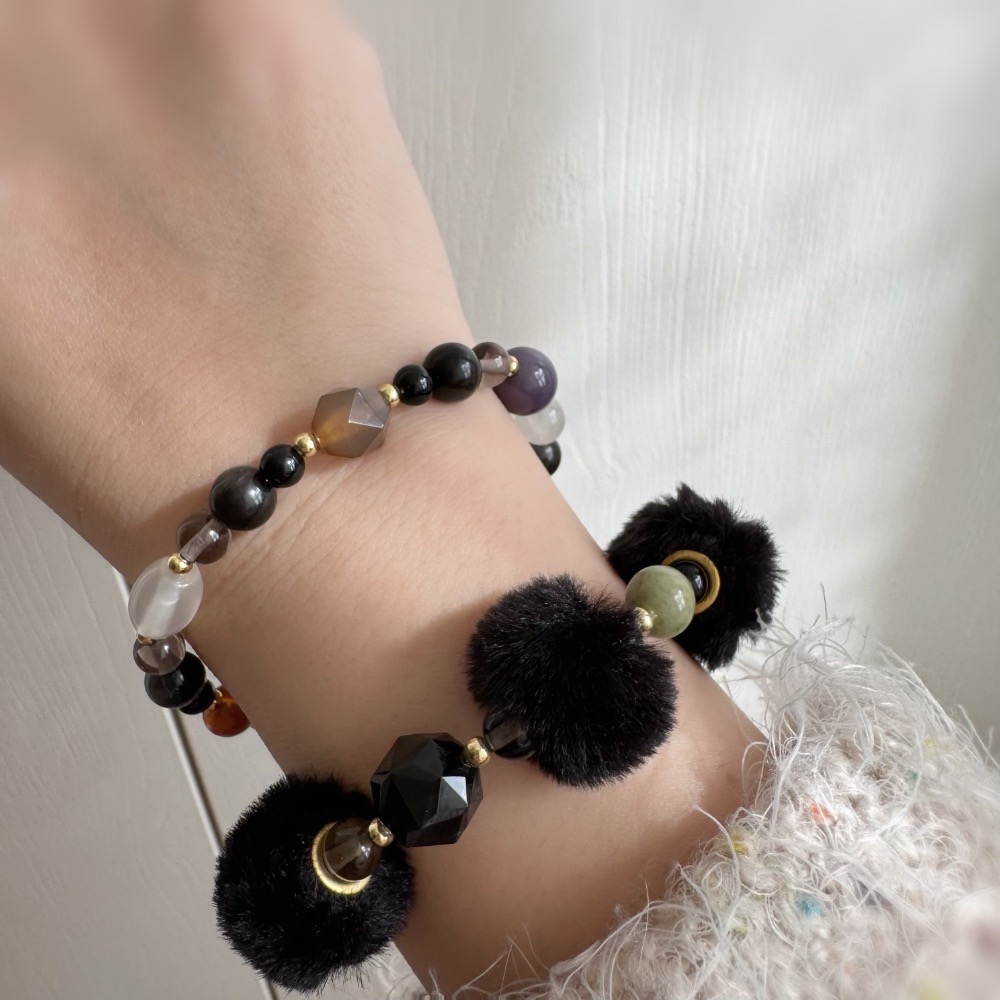 [zoeverglow]美拉德 黑色毛毛球 x 天然石手串｜冬日療癒 黑色 • 奶茶柔霧 雙配色｜附銀曜石替換珠-細節圖3