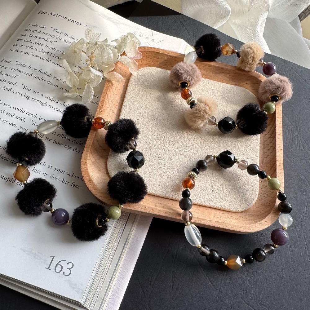 [zoeverglow]美拉德 黑色毛毛球 x 天然石手串｜冬日療癒 黑色 • 奶茶柔霧 雙配色｜附銀曜石替換珠-細節圖4
