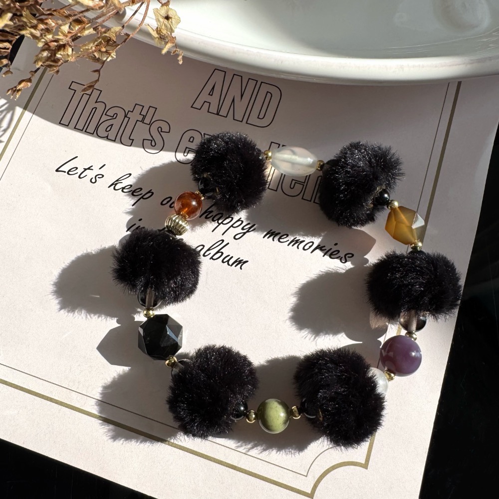 [zoeverglow]美拉德 黑色毛毛球 x 天然石手串｜冬日療癒 黑色 • 奶茶柔霧 雙配色｜附銀曜石替換珠-細節圖5