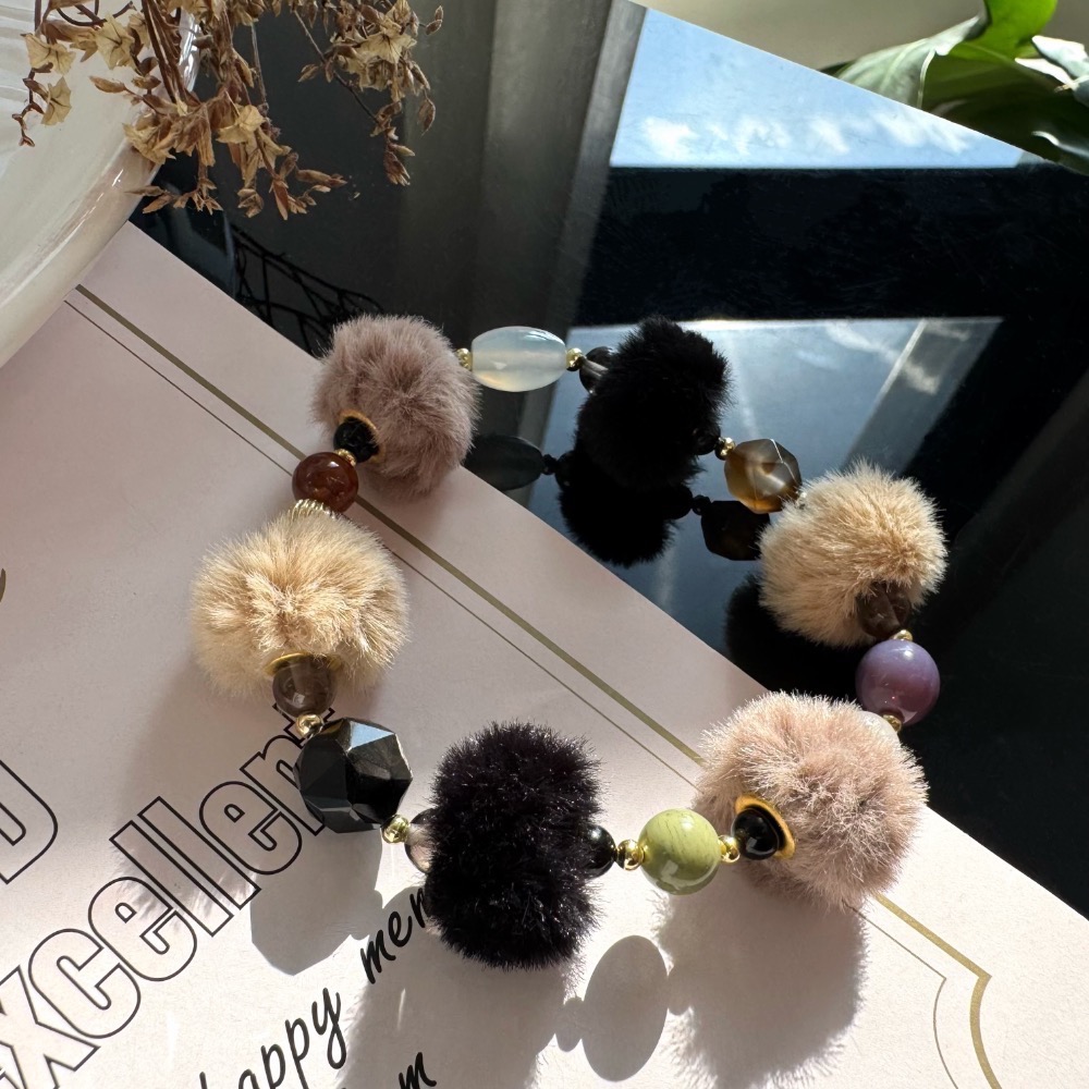 [zoeverglow]美拉德 黑色毛毛球 x 天然石手串｜冬日療癒 黑色 • 奶茶柔霧 雙配色｜附銀曜石替換珠-細節圖6