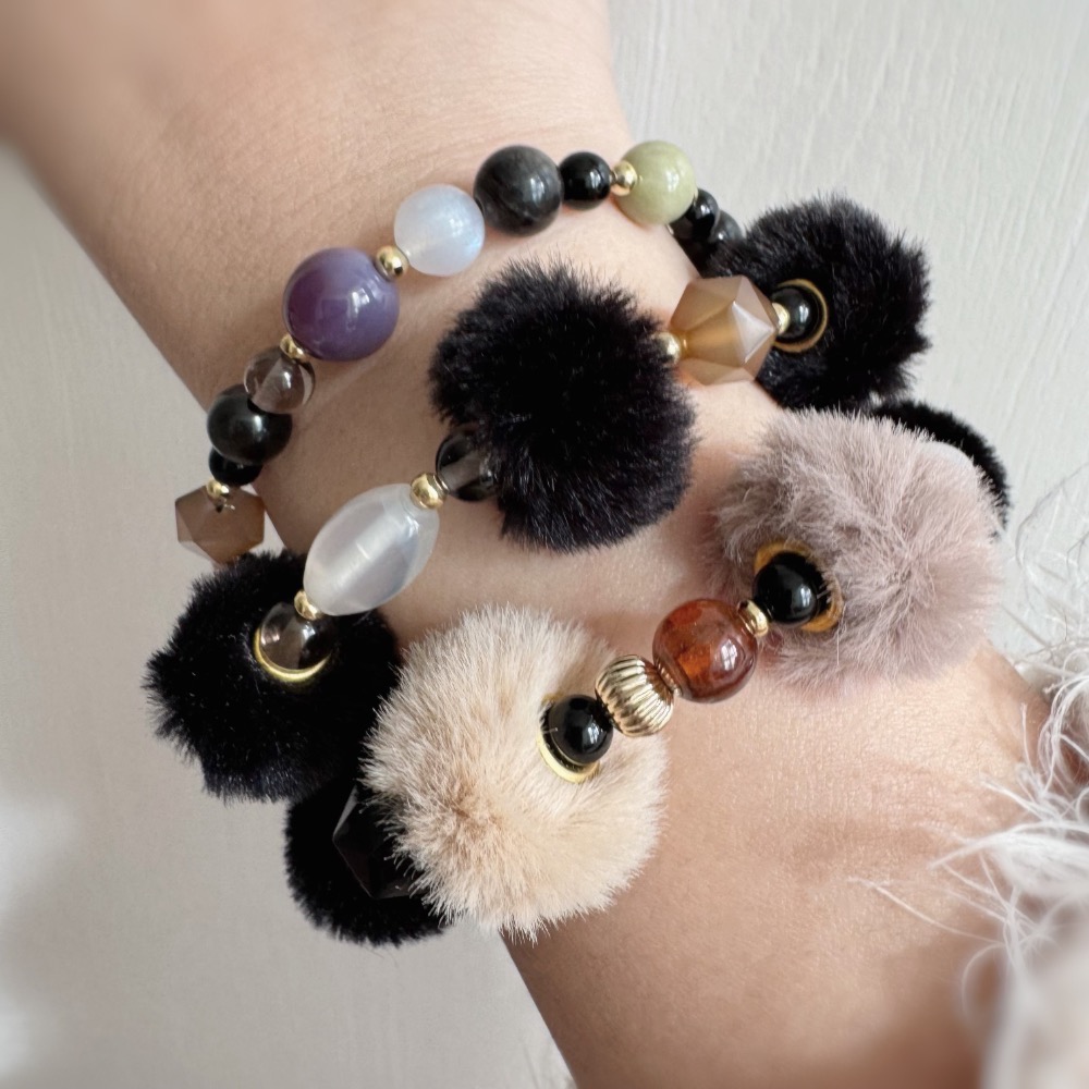 [zoeverglow]美拉德 黑色毛毛球 x 天然石手串｜冬日療癒 黑色 • 奶茶柔霧 雙配色｜附銀曜石替換珠-細節圖7