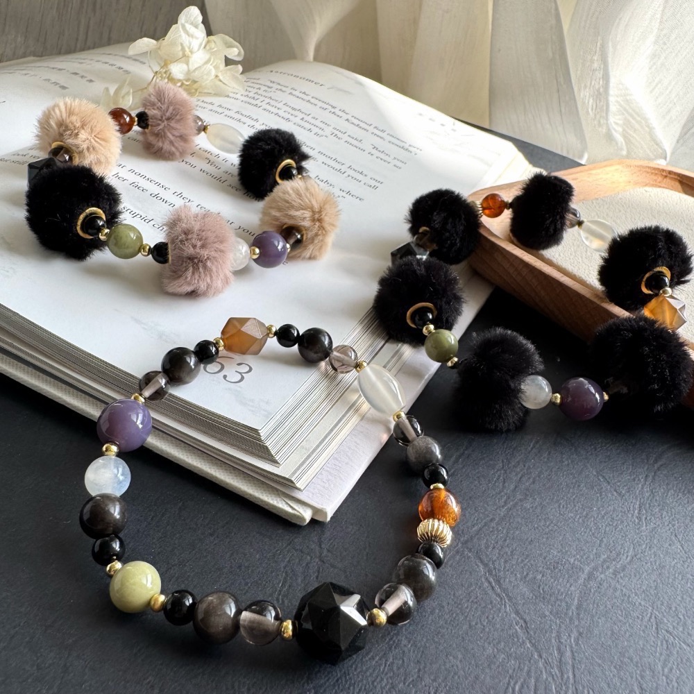 [zoeverglow]美拉德 黑色毛毛球 x 天然石手串｜冬日療癒 黑色 • 奶茶柔霧 雙配色｜附銀曜石替換珠-細節圖9