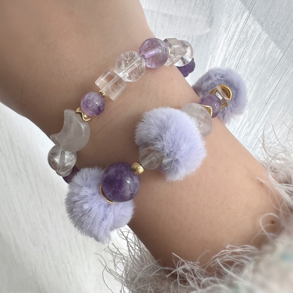 ［zoeverglow] 冬日療癒 紫毛毛球水晶手串｜紫水晶x紫兔毛x薰衣草紫水晶｜月亮 星星 愛心|附白水晶替換珠-細節圖4