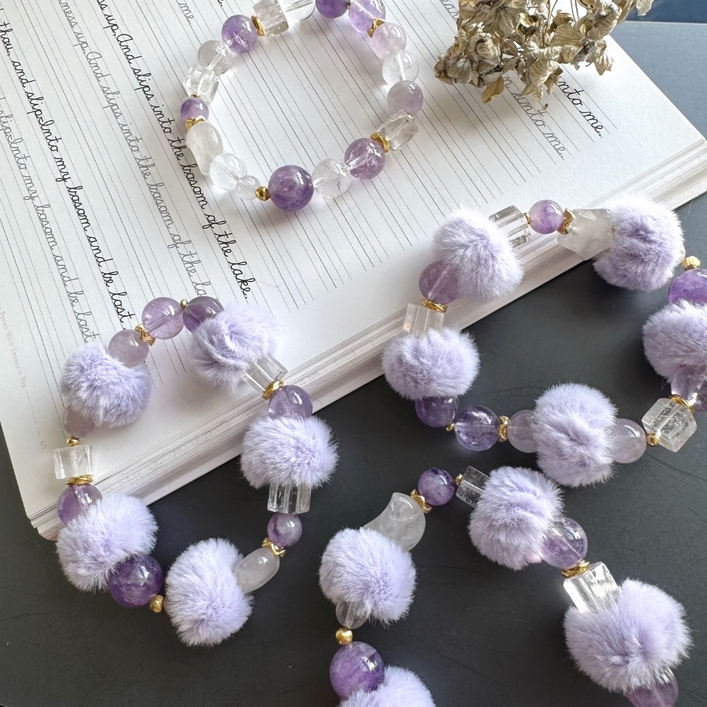 ［zoeverglow] 冬日療癒 紫毛毛球水晶手串｜紫水晶x紫兔毛x薰衣草紫水晶｜月亮 星星 愛心|附白水晶替換珠-細節圖5