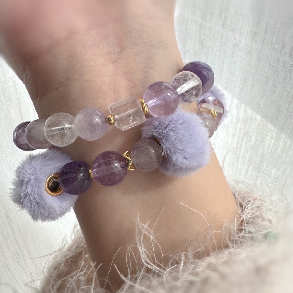 ［zoeverglow] 冬日療癒 紫毛毛球水晶手串｜紫水晶x紫兔毛x薰衣草紫水晶｜月亮 星星 愛心|附白水晶替換珠-細節圖7