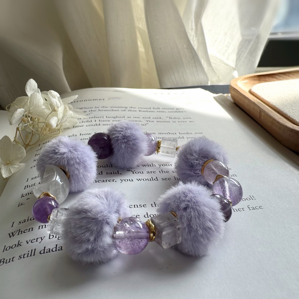 ［zoeverglow] 冬日療癒 紫毛毛球水晶手串｜紫水晶x紫兔毛x薰衣草紫水晶｜月亮 星星 愛心|附白水晶替換珠-細節圖8