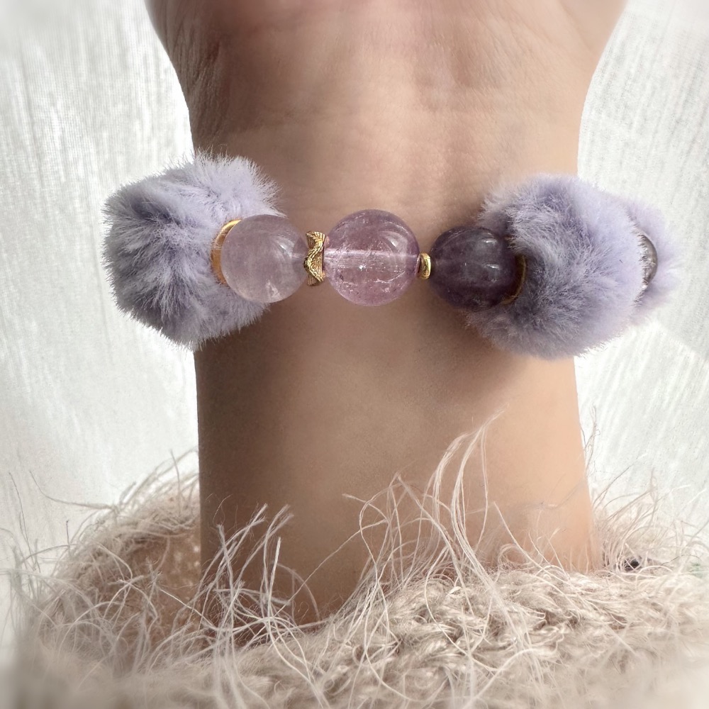 ［zoeverglow] 冬日療癒 紫毛毛球水晶手串｜紫水晶x紫兔毛x薰衣草紫水晶｜月亮 星星 愛心|附白水晶替換珠-細節圖10