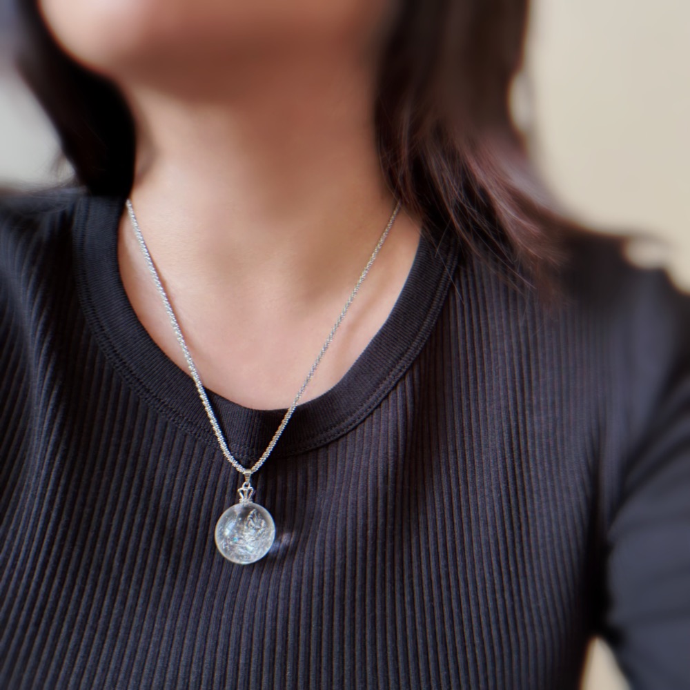 ［zoeverglow] 天然白水晶球項鍊｜冰裂與雲霧 ｜滿天星鈦鋼鍊 項鍊可取下｜療癒系 簡約-細節圖11