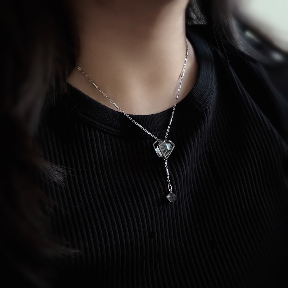 [zoeverglow] 雙顆閃靈鑽 項鍊｜幾何托座 黑武士 ｜自然原礦 療癒系｜淨化 日常 清冷風-細節圖2