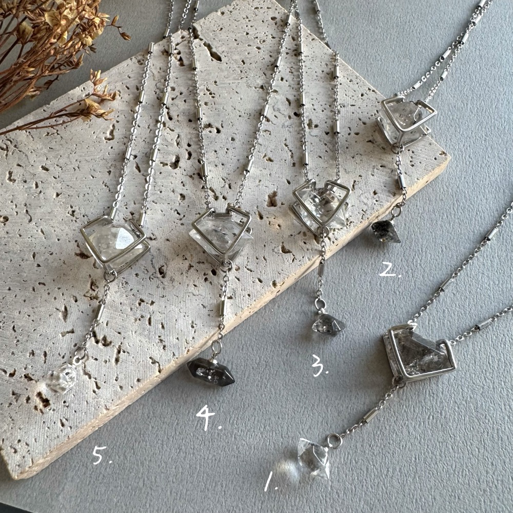 [zoeverglow] 雙顆閃靈鑽 項鍊｜幾何托座 黑武士 ｜自然原礦 療癒系｜淨化 日常 清冷風-細節圖3