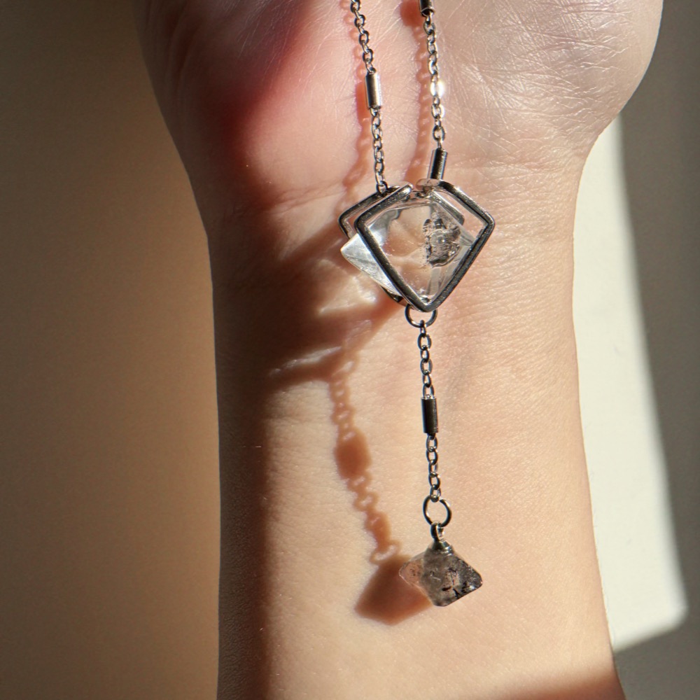 [zoeverglow] 雙顆閃靈鑽 項鍊｜幾何托座 黑武士 ｜自然原礦 療癒系｜淨化 日常 清冷風-細節圖5