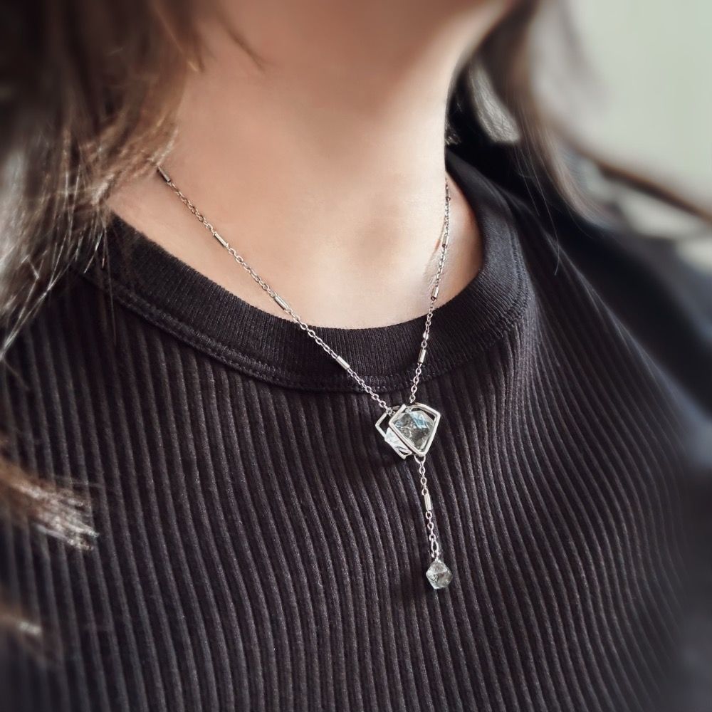 [zoeverglow] 雙顆閃靈鑽 項鍊｜幾何托座 黑武士 ｜自然原礦 療癒系｜淨化 日常 清冷風-細節圖8