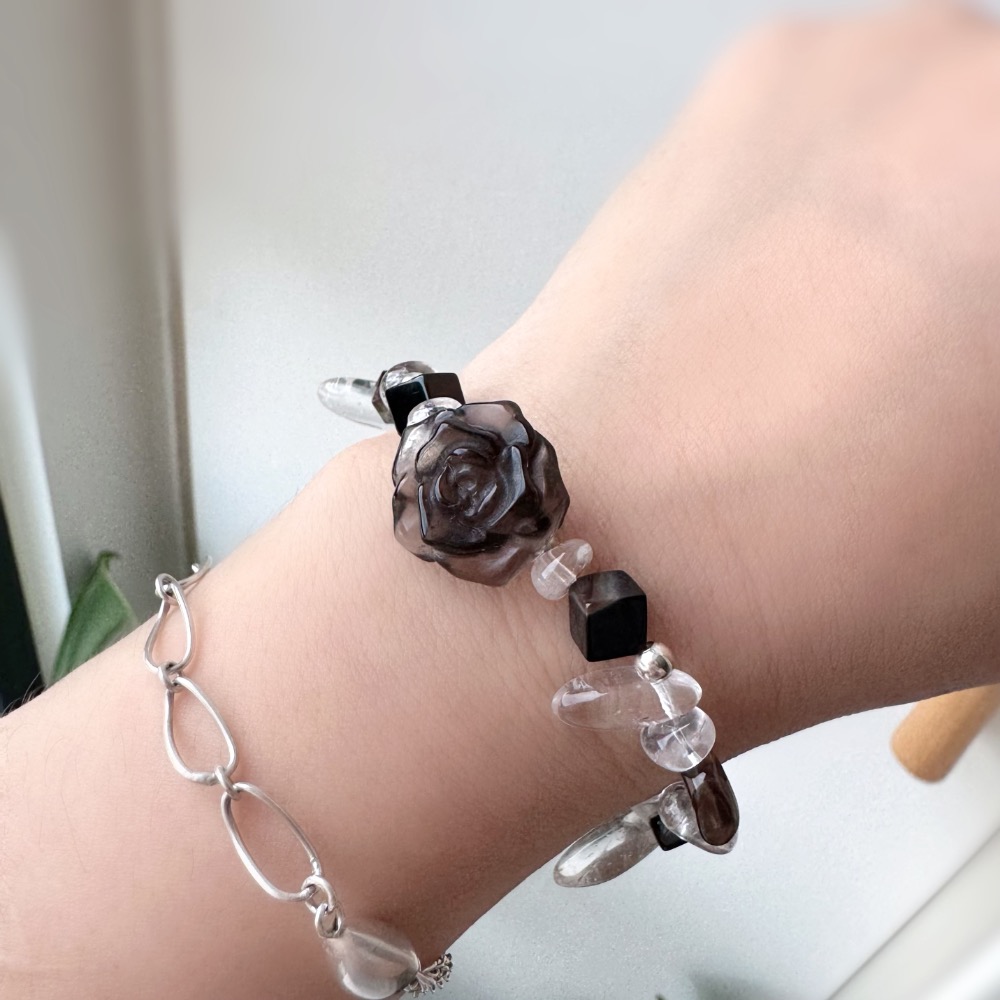 [zoeverglow] 冰曜石玫瑰水晶手串｜黑瑪瑙 × 白水晶 × 茶水晶｜天然水晶手作設計 療癒系 守護 清冷風-細節圖3