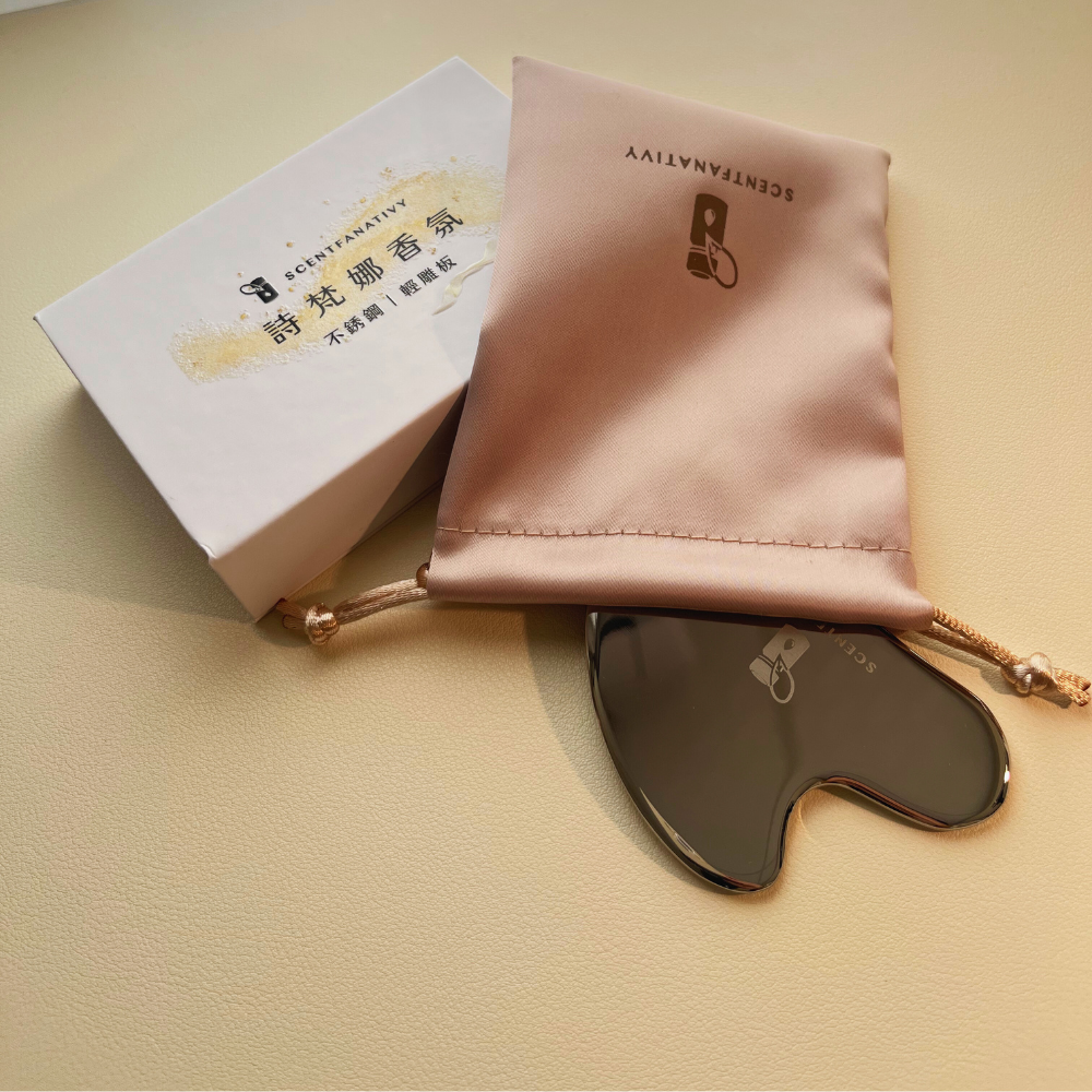 【詩梵娜香氛】鈦金色不鏽鋼輕雕板 不鏽鋼刮痧板｜附收納袋 精緻盒裝 心型刮痧板 醫療級不鏽鋼 舒壓按摩板 瘦臉神器 撥筋-細節圖8