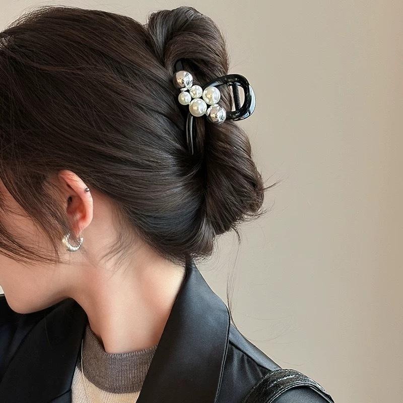 24H出貨 輕奢設計感 珍珠 鯊魚夾 抓夾 珍珠抓夾 大腸圈髮束 盤髮夾 髮繩 髮圈-細節圖5