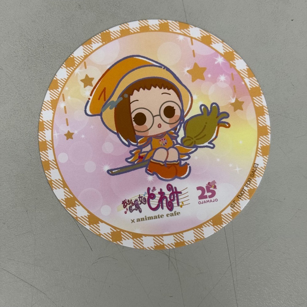 安利美特 小魔女doremi咖啡廳🤍徽章 立牌 透卡 相卡 杯墊 壓克力-規格圖6