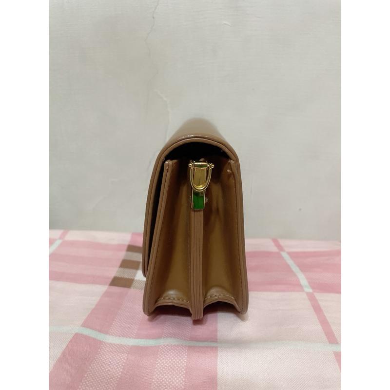 🎀棕色金扣轉扭掀蓋式斜背小包包 掀蓋式 轉扭 斜背包 氣質 質感 婚禮 宴會 皮🎀-細節圖2