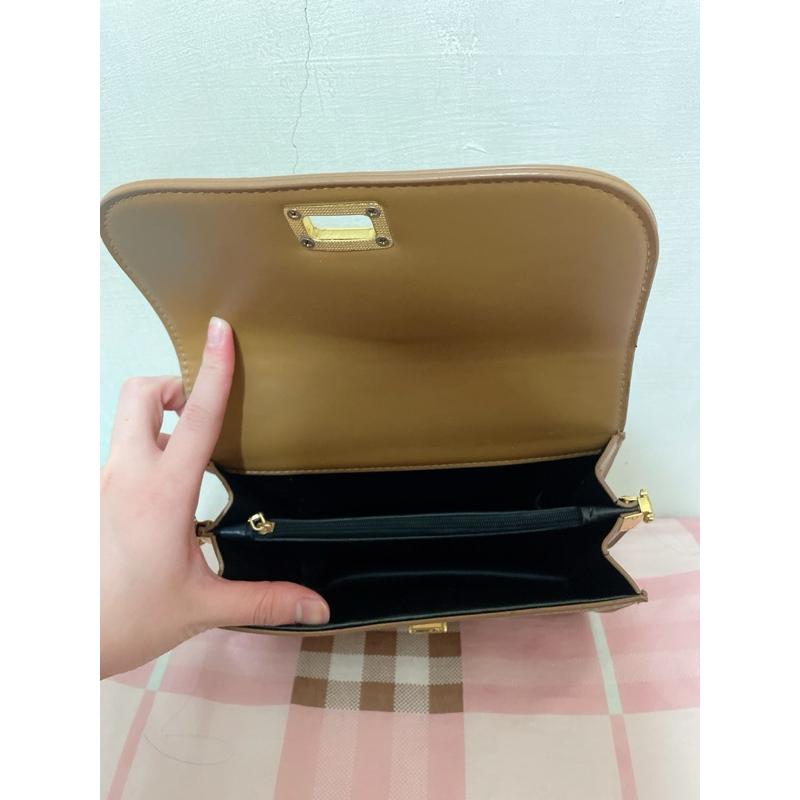 🎀棕色金扣轉扭掀蓋式斜背小包包 掀蓋式 轉扭 斜背包 氣質 質感 婚禮 宴會 皮🎀-細節圖3