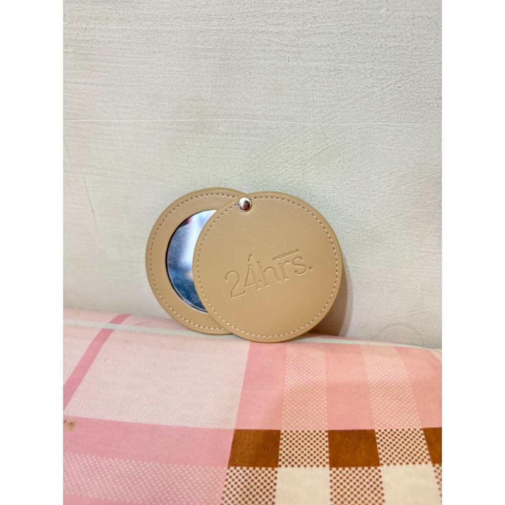 🎀全新 24小時內衣 品牌隨身鏡 奶茶色 24HRS 皮質 小鏡子 圓鏡 化妝鏡 口紅鏡 皮革🎀-細節圖3