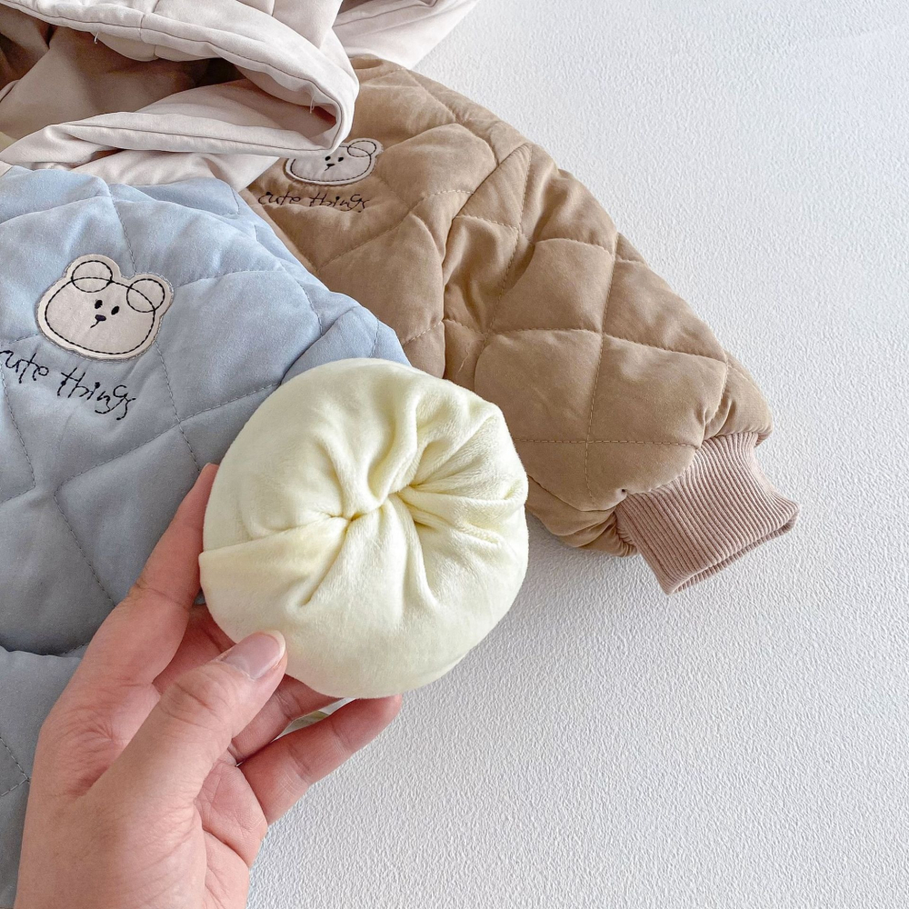 N013【預】熊熊造型菱格夾棉外套 咖/藍 (size:73~120cm)-細節圖4