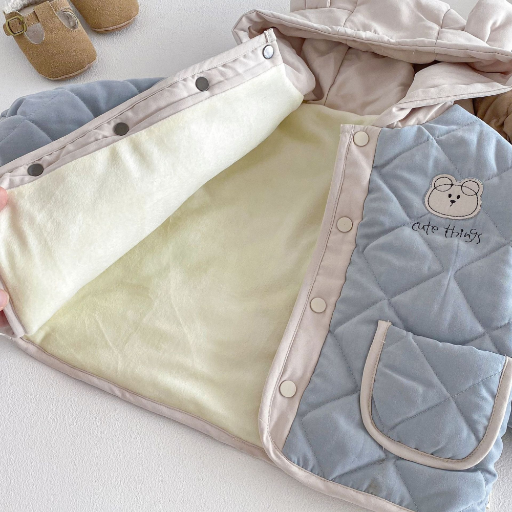 N013【預】熊熊造型菱格夾棉外套 咖/藍 (size:73~120cm)-細節圖5