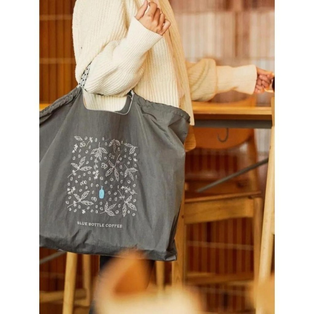 【現貨共三款】日本刺繡購物袋｜尼龍大容量托特｜手提斜背兩用｜折疊便攜購物袋(同款Ball Chain)藍瓶子-細節圖2