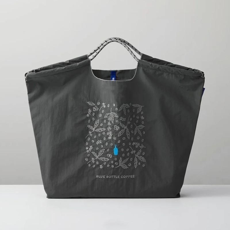 【現貨共三款】日本刺繡購物袋｜尼龍大容量托特｜手提斜背兩用｜折疊便攜購物袋(同款Ball Chain)藍瓶子-細節圖3
