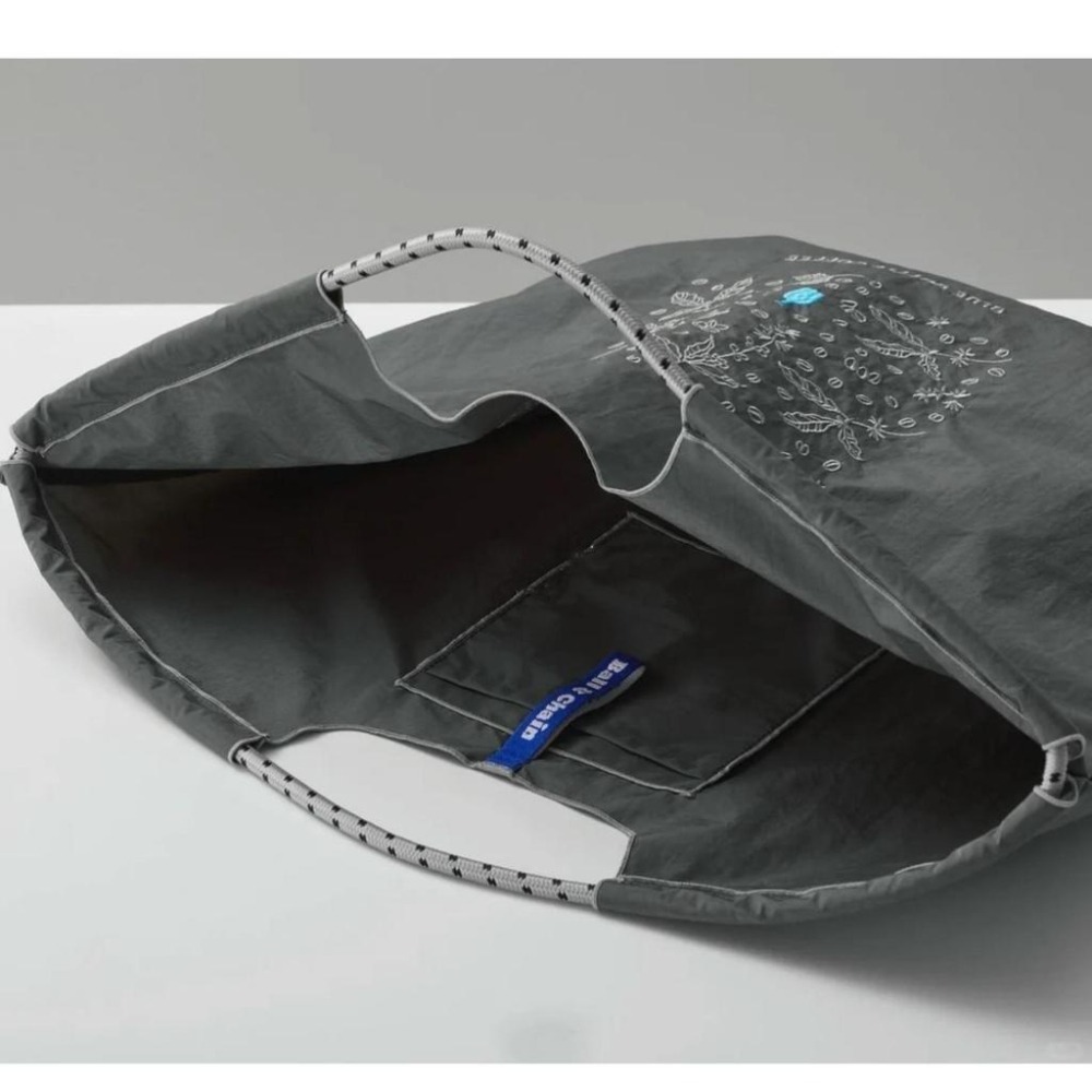 【現貨共三款】日本刺繡購物袋｜尼龍大容量托特｜手提斜背兩用｜折疊便攜購物袋(同款Ball Chain)藍瓶子-細節圖4