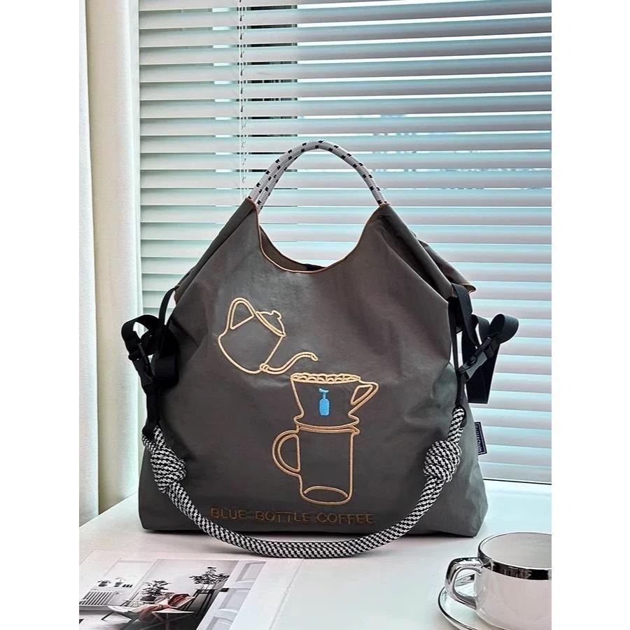 【現貨共三款】日本刺繡購物袋｜尼龍大容量托特｜手提斜背兩用｜折疊便攜購物袋(同款Ball Chain)藍瓶子-細節圖8