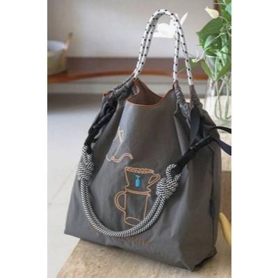 【現貨共三款】日本刺繡購物袋｜尼龍大容量托特｜手提斜背兩用｜折疊便攜購物袋(同款Ball Chain)藍瓶子-細節圖9