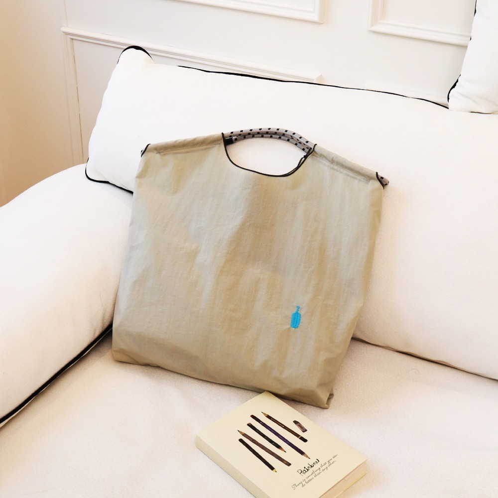 【現貨共三款】日本刺繡購物袋｜尼龍大容量托特｜手提斜背兩用｜折疊便攜購物袋(同款Ball Chain)藍瓶子-規格圖9