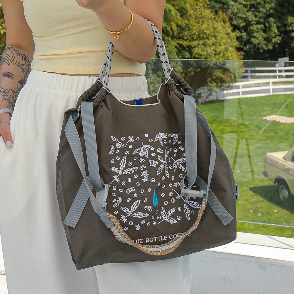 【現貨共三款】日本刺繡購物袋｜尼龍大容量托特｜手提斜背兩用｜折疊便攜購物袋(同款Ball Chain)藍瓶子-規格圖9