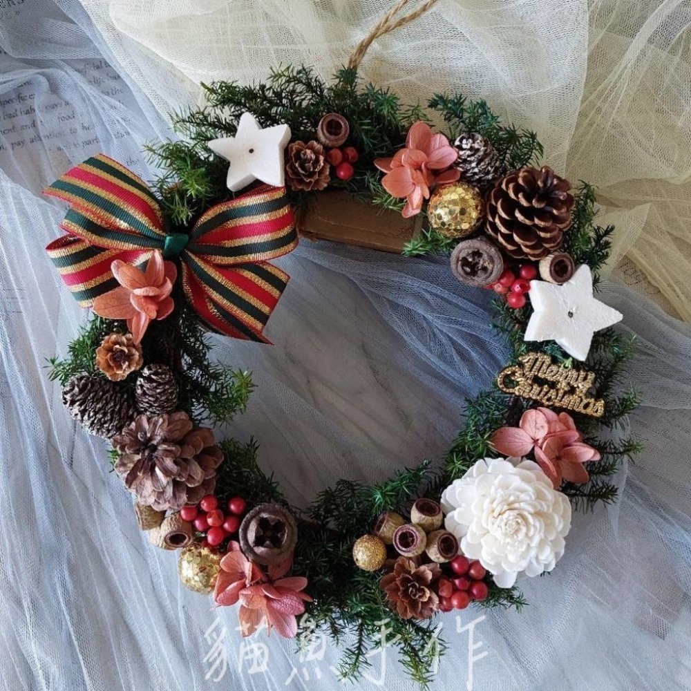 貓魚手作｜聖誕花圈材料包 18cm藤圈 附禮盒 多種果實 雪松 索拉花 手綁蝴蝶結 親手製作 送禮首選-細節圖2